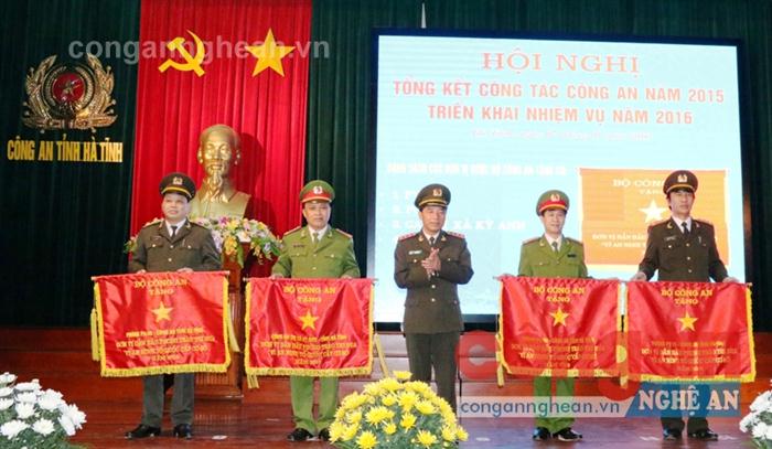Đồng chí Thượng tướng Trần Việt Tân, Thứ trưởng Bộ Công an trao Cờ dẫn đầu thi đua cấp cơ sở cho 4                đơn vị