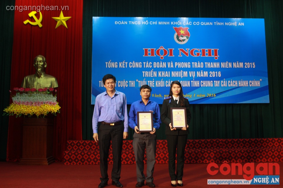 Bí thư Tỉnh đoàn Nguyễn Đình Hùng trao giải phụ cho cá nhân có nhiêu lượt thi đạt giải