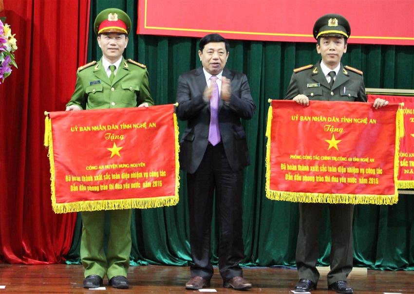 Đồng chí Nguyễn Xuân Đường, Chủ tịch UBND tỉnh trao cờ đơn vị vị dẫn đầu phong trào thi đua yêu nước cho các đơn vị