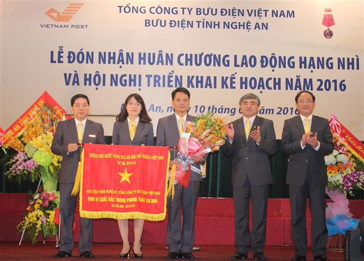 Đồng chí Nguyễn Minh Hồng – Thứ trưởng Bộ TT&TT trao Huân chương Lao động hạng Nhì và Cờ thi đua cho Bưu điện tỉnh