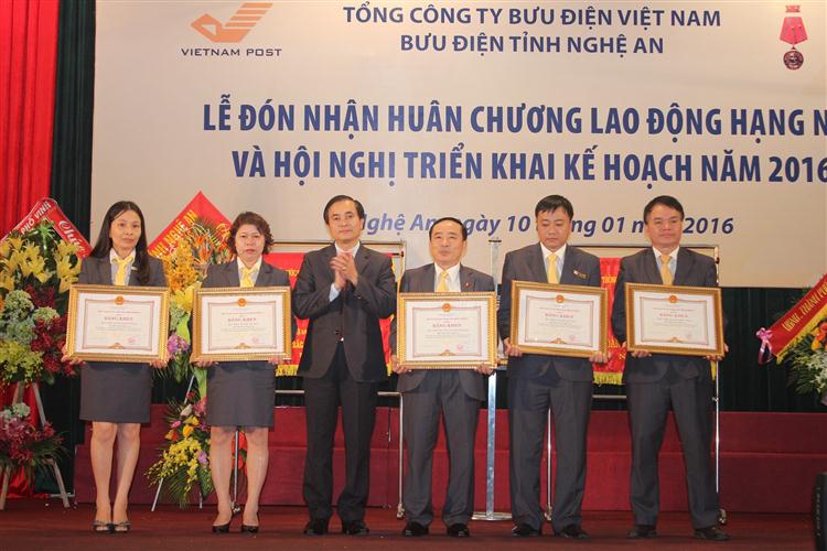 Đồng chí Lê Ngọc Hoa – Phó Chủ tịch UBND tỉnh trao Bằng khen cho các tập thể