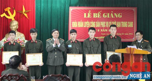  Các học viên có thành tích xuất sắc trong khóa huấn luyện nhận Giấy khen của Giám đốc Công an tỉnh Nghệ An