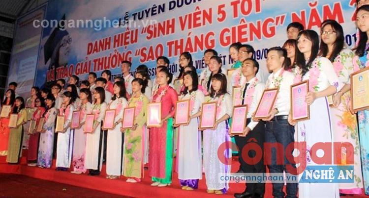 Tuyên dương 77 sinh viên đạt danh hiệu “Sinh viên 5 tốt” và giải thưởng “Sao tháng Giêng” năm 2016