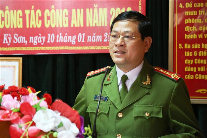 Đồng chí Đại tá Nguyễn Hữu Cầu, Giám đốc Công an tỉnh phát biểu chỉ đạo hội nghị