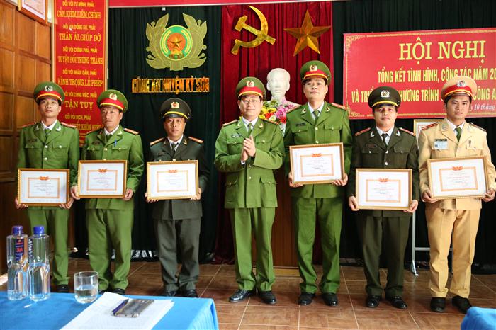 Đồng chí Đại tá Nguyễn Hữu Cầu, Giám đốc Công an tỉnh trao thương cho các cá nhân có thành tích xuất sắc