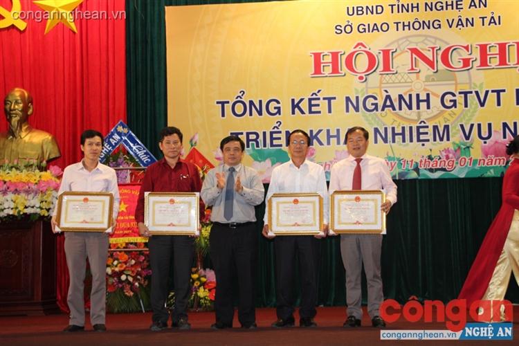 Đồng chí Huỳnh Thanh Điền, Phó Chủ tịch UBND tỉnh trao Bằng khen của UBND tỉnh cho các tập thể, cá nhân