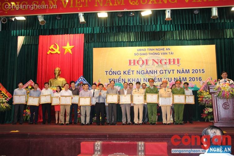 Trao bằng khen cho 32 cá nhân có nhiều thành tích trong triển khai, tổ chức lễ khánh thành khu di tích Truông Bồn