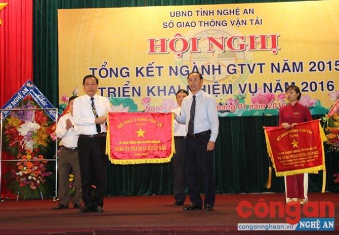 Thứ trưởng Bộ GTVT Lê Đình Thọ trao cờ thi xuất sắc Bộ GTVT cho taaoj thể sở GTVT Nghệ An