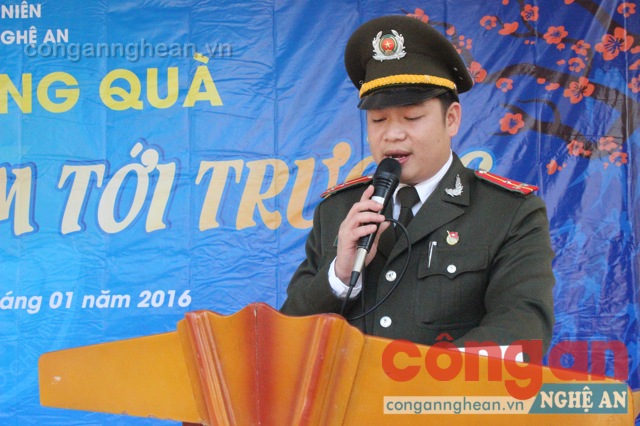 Đồng chí Thượng úy Hoàng Lê Anh - Bí thư Đoàn thanh niên Công an tỉnh lên phát biểu tại chương trình