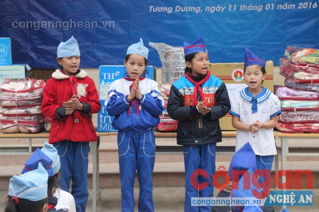 Tiết mục văn nghệ của các em học sinh trường tiểu học bán trú xã Yên Na, huyện Tương Dương