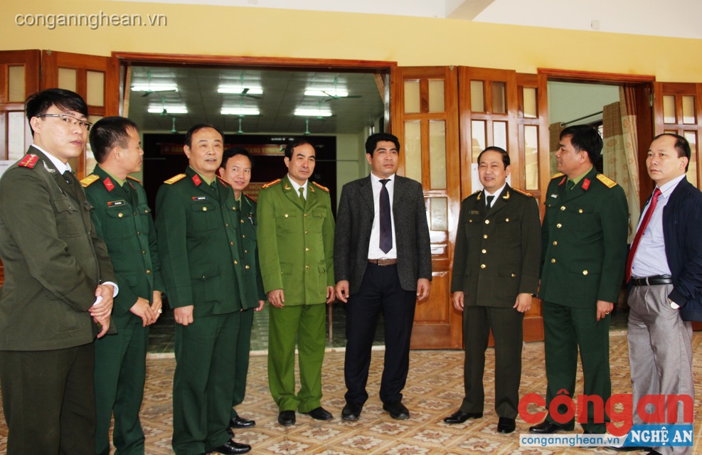 Đại biểu Công an tỉnh, Bộ CHQS, BĐBP và lãnh đạo huyện Con Cuông bên lề hội nghị