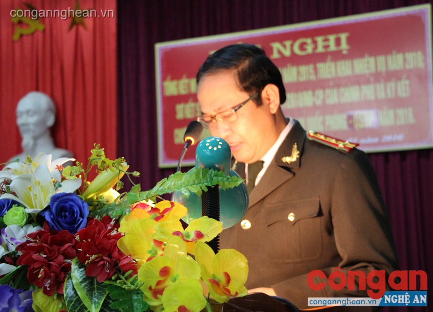 Đồng chí Đại tá Nguyễn Tiến Dần - Phó Giám đốc Công an tỉnh ghi nhận kết quả trong công tác nhiệm vụ QS-QP của huyện Con Cuông
