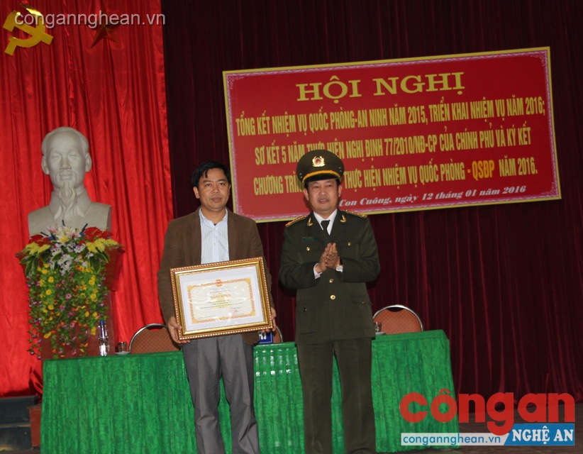 Thừa ủy quyền Bộ trưởng Bộ Công an, Đại tá Nguyễn Tiến Dần -PGĐ CA tỉnh trao Bằng khen của Bộ CA cho xã Bình Cuẩn