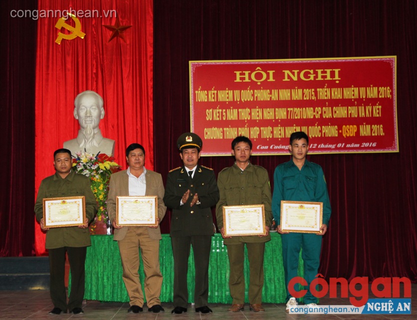 Đại tá Nguyễn Tiến Dần trao danh hiệu đơn vị quyết thắng cho các tập thể