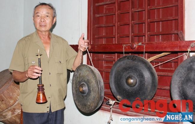 Ông Thái say sưa giới thiệu về những bộ cồng chiêng mà mình sang tận Lào để tìm mua