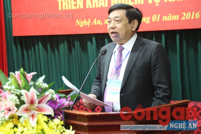 Đồng chí Nguyễn Xuân Đường - Chủ tịch UBND tỉnh - Trưởng ban chỉ đạo chương trình MTQG xây dựng nông thôn mới tỉnh lên phát biểu tại hội nghị