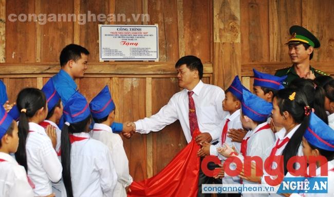 Bàn giao nhà bán trú cho học sinh xã Na Ngoi