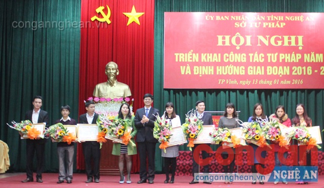  Đồng chí Lê Xuân Đại – Phó Chủ tịch thường trực UBND tỉnh trao Bằng khen cho các tập thể, cá nhân lao động xuất sắc năm 2015