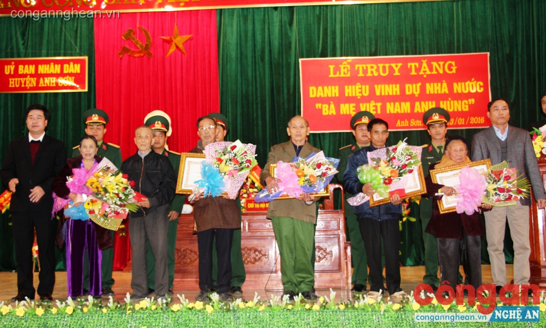 Đồng chí Nguyễn Hữu Sáng- Phó Bí thư HU, Chủ tịch UBND huyện trao bằng công nhận Bà mẹ VNAH cho các mẹ và thân nhân các gia đình
