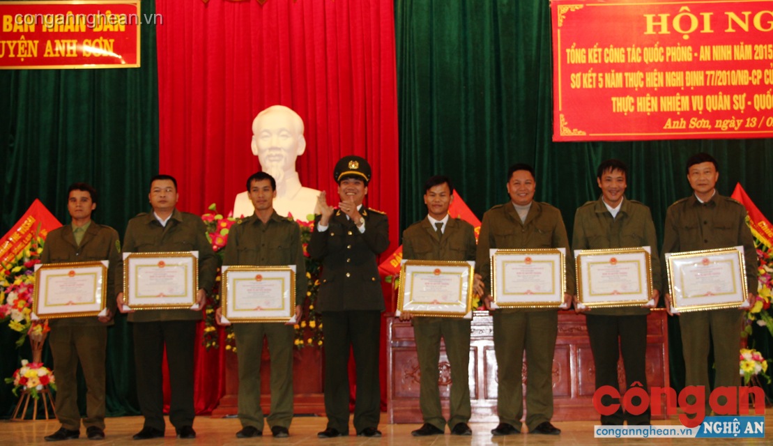 Đại tá Lê Khắc Thuyết, Phó giám đốc Công an tỉnh trao bằng khen cho các tập thể, cá nhân đạt thành tích xuất sắc trong phong trào toàn dân BVANTQ