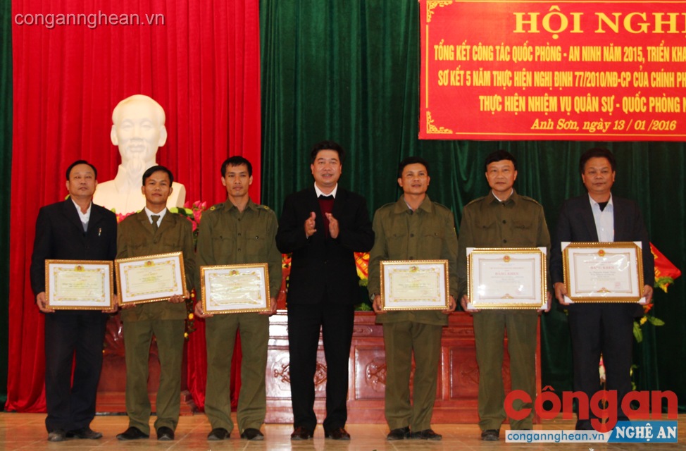 Chủ tịch UBND huyện Nguyễn Hữu Sáng trao giấy khen UBND huyện cho tập thế, cá nhân
