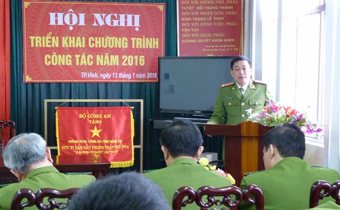 Đồng chí Đại tá Nguyễn Mạnh Hùng, Phó  Giám đốc Công an tỉnh phát biểu chỉ đạo hội nghị
