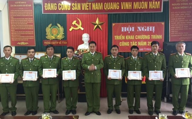 Đồng chí Đại tá Nguyễn Mạnh Hùng, Phó  Giám đốc Công an tỉnh đã trao bằng khen cho các tập thể, cá nhân đạt thành tích xuất sắc.
