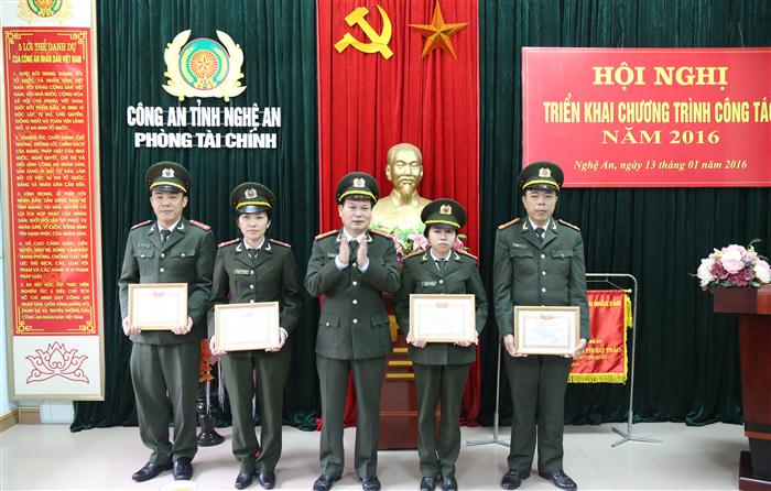 Đồng chí Đại tá Nguyễn Đình Dung, Phó Giám đốc Công an tỉnh đã trao danh hiệu chiến sỹ thi đua cấp cơ sở cho các cá nhân có thành tích xuất sắc