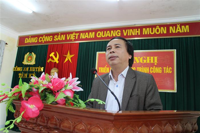 Đồng chí Phạm Văn Hóa, Chủ tịch UBND huyện phát biểu chỉ đạo hội nghị