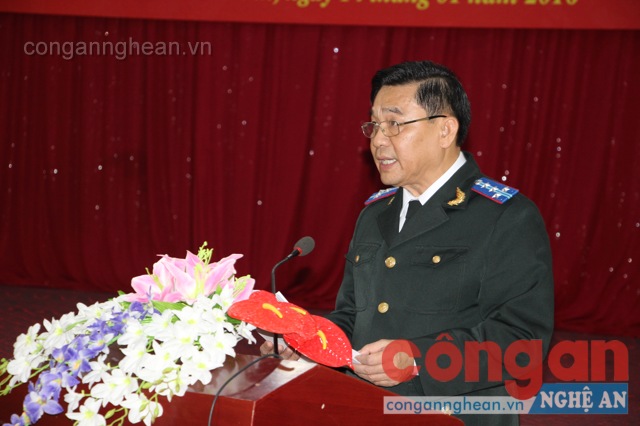Đồng chí Trần Văn Thu - Cục trưởng Cục THADS tỉnh trình bày Dự thảo báo cáo tổng kết công tác năm 2015