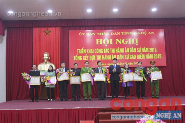 Đồng chí Lê Xuân Đại – Phó chủ tịch Thường trực UBND tỉnh trao thưởng cho các tập thể, cá nhân 