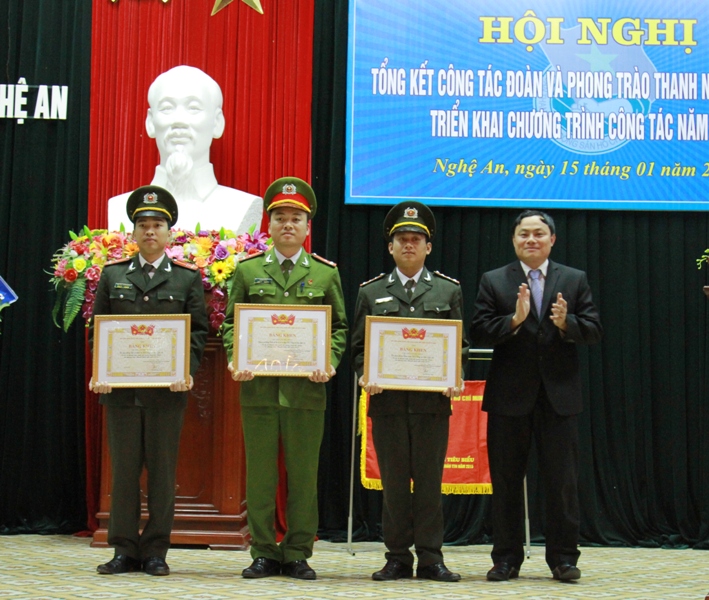 Tặng Bằng khen của Trung ương Đoàn Thanh niên Cộng sản Hồ Chí Minh cho các tập thể.