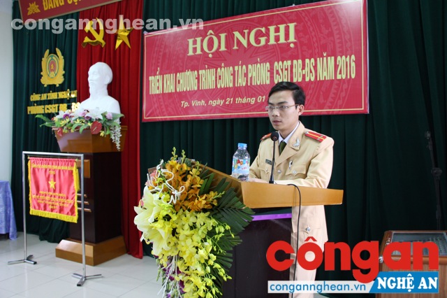 Trung úy  Võ Văn Sơn Bí thư đoàn thanh niên phát biểu tham luận tại hội Nghị. 