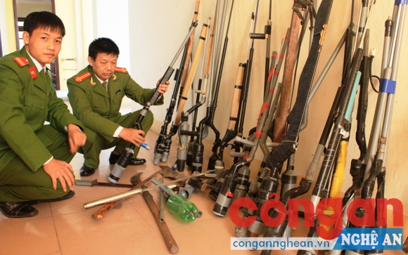 Công an huyện Anh Sơn kiểm tra vũ khí, vật liệu nổ, công cụ hỗ trợ được thu hồi qua các cuộc vận động (Ảnh: Xuân Thống)