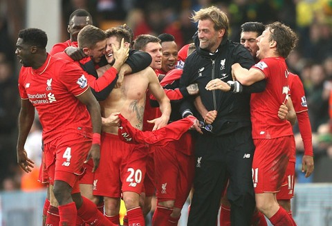Niềm vui chiến thắng của các cầu thủ Liverpool
