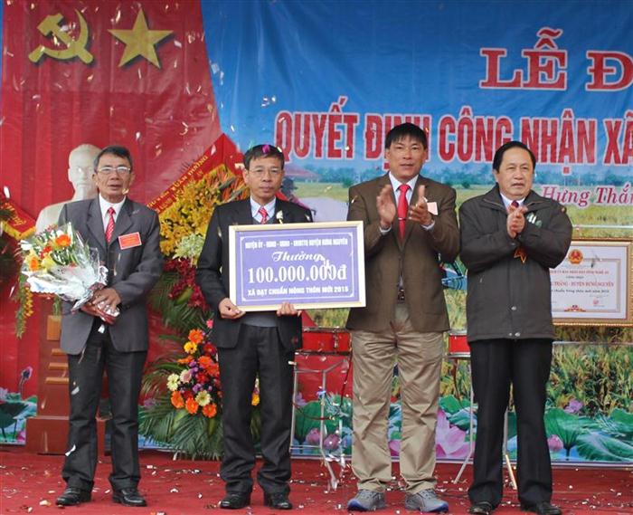 Huyện ủy Hưng Nguyên trao thưởng cho xã Hưng Thắng