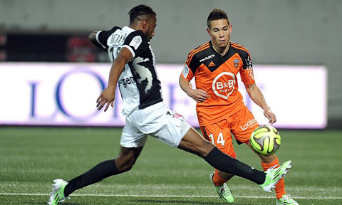 Guerreiro (phải) đang chơi ấn tượng trong màu áo Lorient