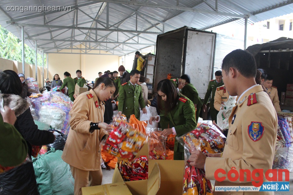  CBCS Công an huyện Anh Sơn cùng các phật tử chuẩn bị các phần quà trao cho hộ nghèo