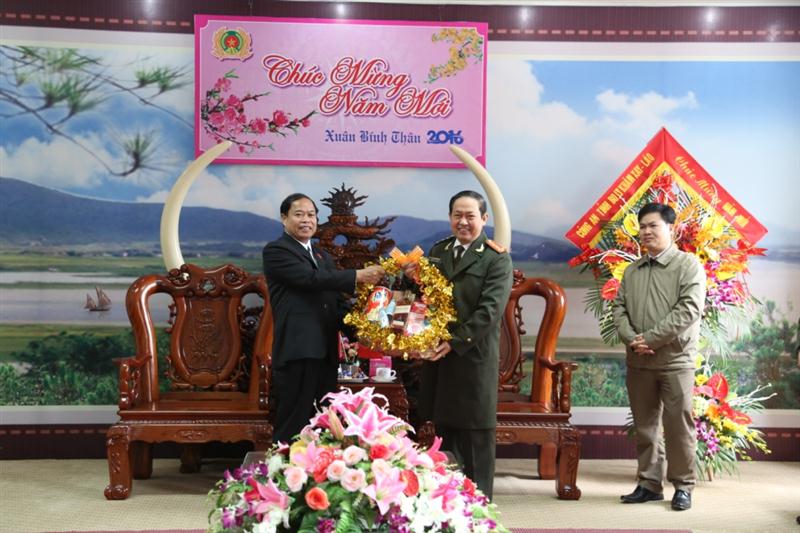 Đồng chí Đại tá, Tiến sỹ Thong Deng Khăm Phi Thun - Giám đốc Công an tỉnh BôLyKhămXay trao quà chúc Tết Công an tỉnh Nghệ An