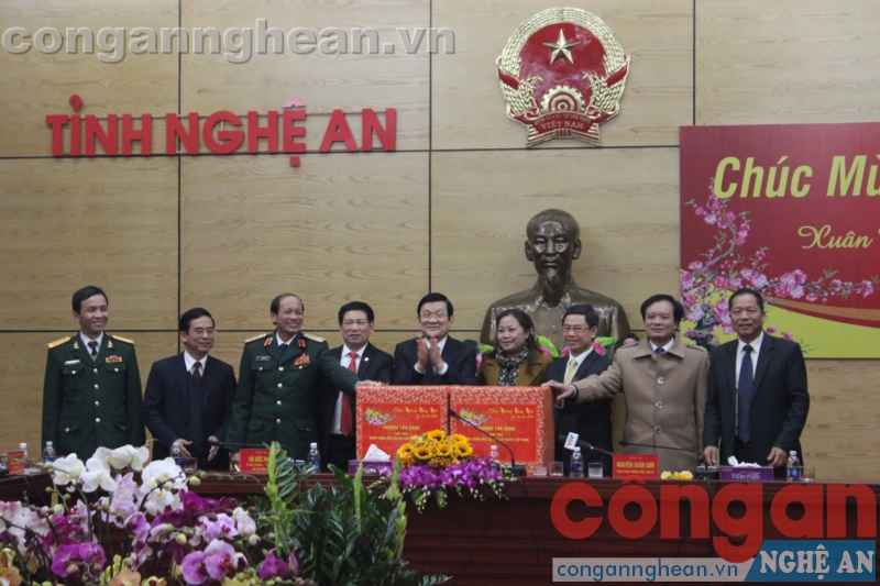 Chủ tịch nước tặng quà Tết cho nhân dân, CBCS Nghệ An 