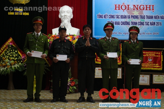 Đồng chí Thượng tá Nguyễn Ngọc Ánh – Phó trưởng phòng Cảnh sát cơ động trao thưởng cho các chi đoàn trực thuộc đạt giải trong cuộc thi Báo tường Mừng Đảng, mừng Xuân Bính Thân 2016