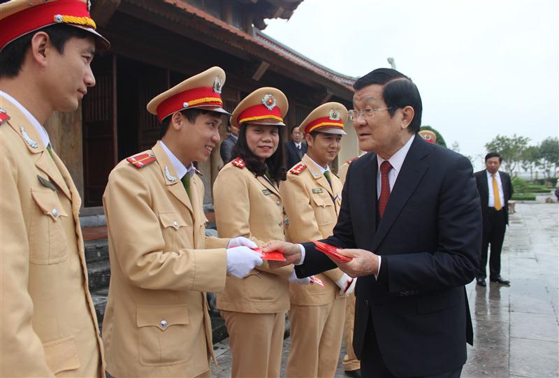 Chủ tịch nước Trương Tấn Sang chúc Tết CBCS Đội CSGT số 4 Công an tỉnh.