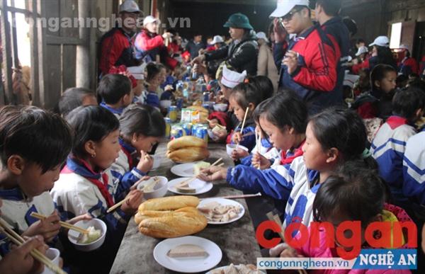 Các tình nguyện viên nhóm Tấm lòng xứ Nghệ cùng các thầy, cô giáo tổ chức cho học sinh xã Mường Lống, huyện Kỳ Sơn ăn Tết sớm