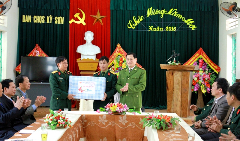 Tặng quà của Tỉnh ủy, HĐND-UBND, UB MTTQVN tỉnh Nghệ An cho Ban chỉ huy Quân sự huyện Kỳ Sơn.