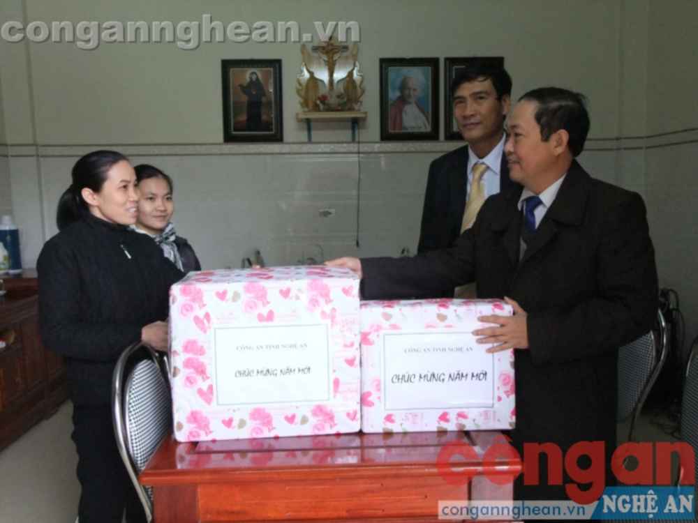 Đồng chí Đại tá Nguyễn Tiến Dần - Phó Giám đốc Công an tỉnh tặng quà trung tâm Mái ấm thiện tâm Faustina