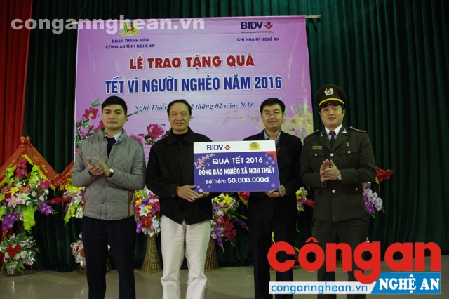 Công an tỉnh Nghệ An đã phối hợp với Ngân hàng thương mại cổ phần đầu tư và phát triển Việt Nam, chi nhánh tỉnh Nghệ An trao 50 triệu đồng cho 100 hộ nghèo của xã Nghi Thiết, huyện Nghi Lộc