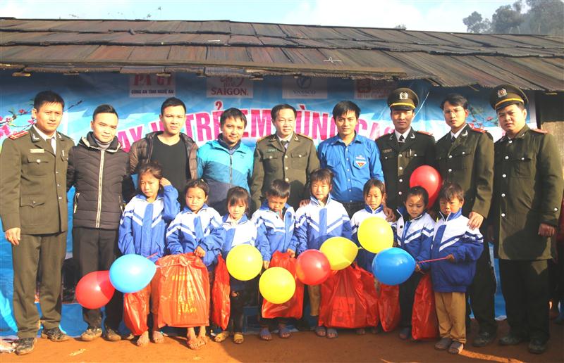  Phòng Bảo vệ Chính trị Công an tỉnh Nghệ An cùng đại diện các doanh nghiệp trao quà cho học sinh tiểu học điểm trường bản Pà Khốm.