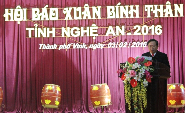 Ông Trần Duy Ngoãn - Chủ tịch Hội Nhà báo tỉnh đọc diễn văn khai mạc Hội báo Xuân Bính Thân 2016