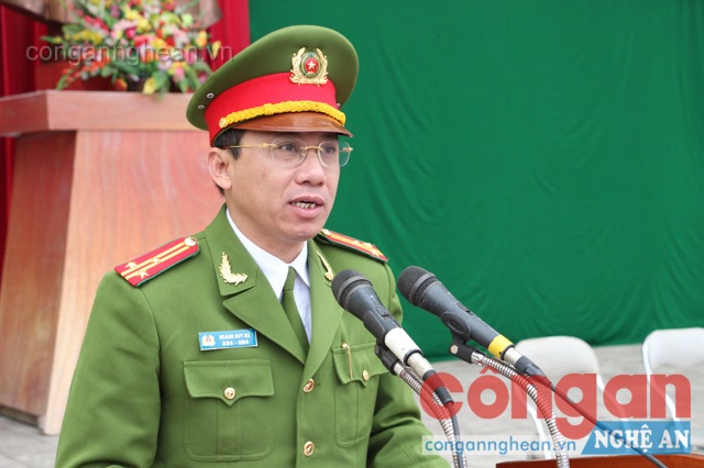  Đồng chí Thượng tá Hoàng Duy Hà - Phó Trưởng Công an Tp Vinh điều hành lễ diễu hàn
