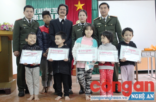 Lãnh đạo cùng Đoàn thanh niên, Hội phụ nữ Báo Công an Nghệ An tặng quà cho các cháu tại Trung tâm CT - XH tỉnh Nghệ An